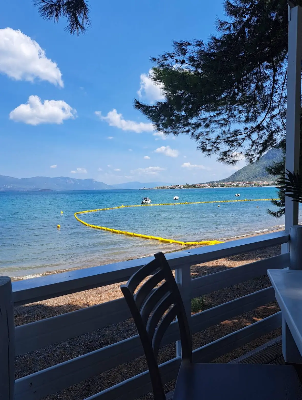 Θέα στην παραλία από τη βεράντα της Στίλβης μέρα